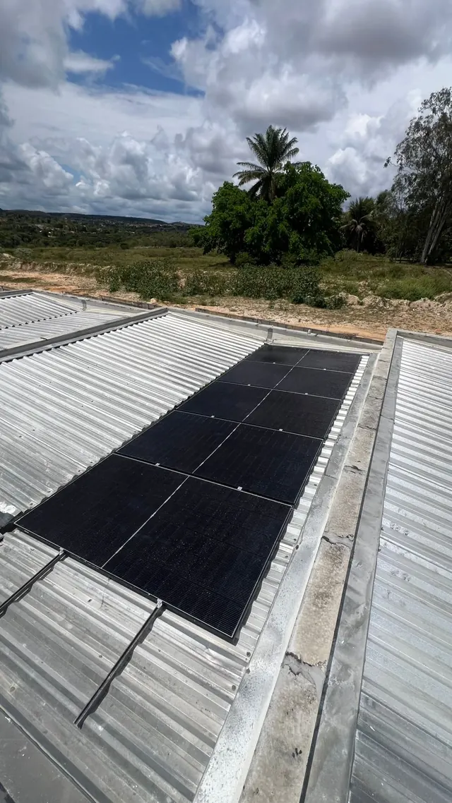 Painéis fotovoltaicos instalados sobre cobertura em Alagoinhas
